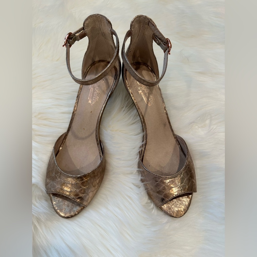 Seychelles  Metallic Gold Leather Strappy Mid Heel Sandals Size 6